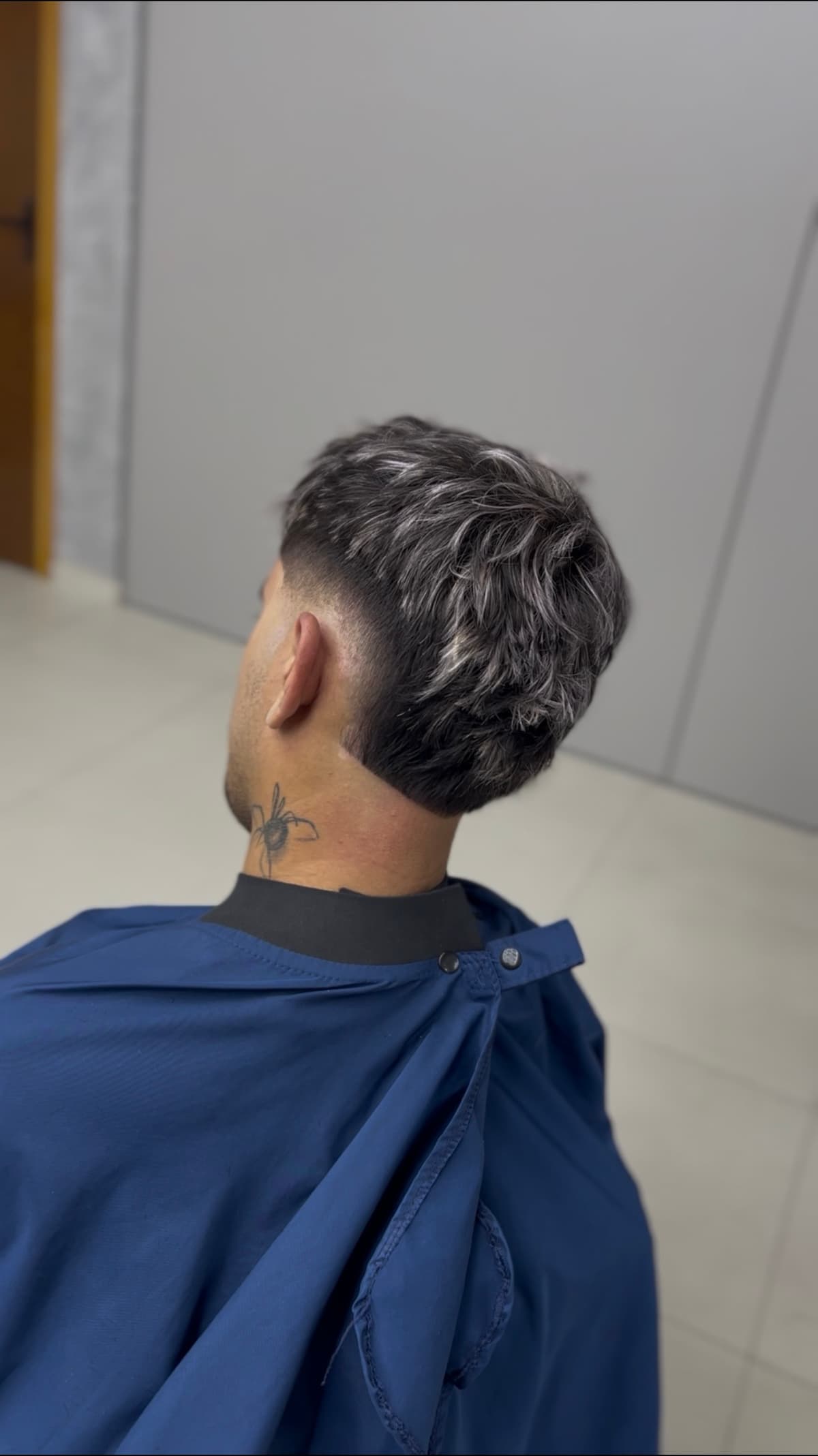 Barba completa com toalha quente na barbearia de luxo URUS