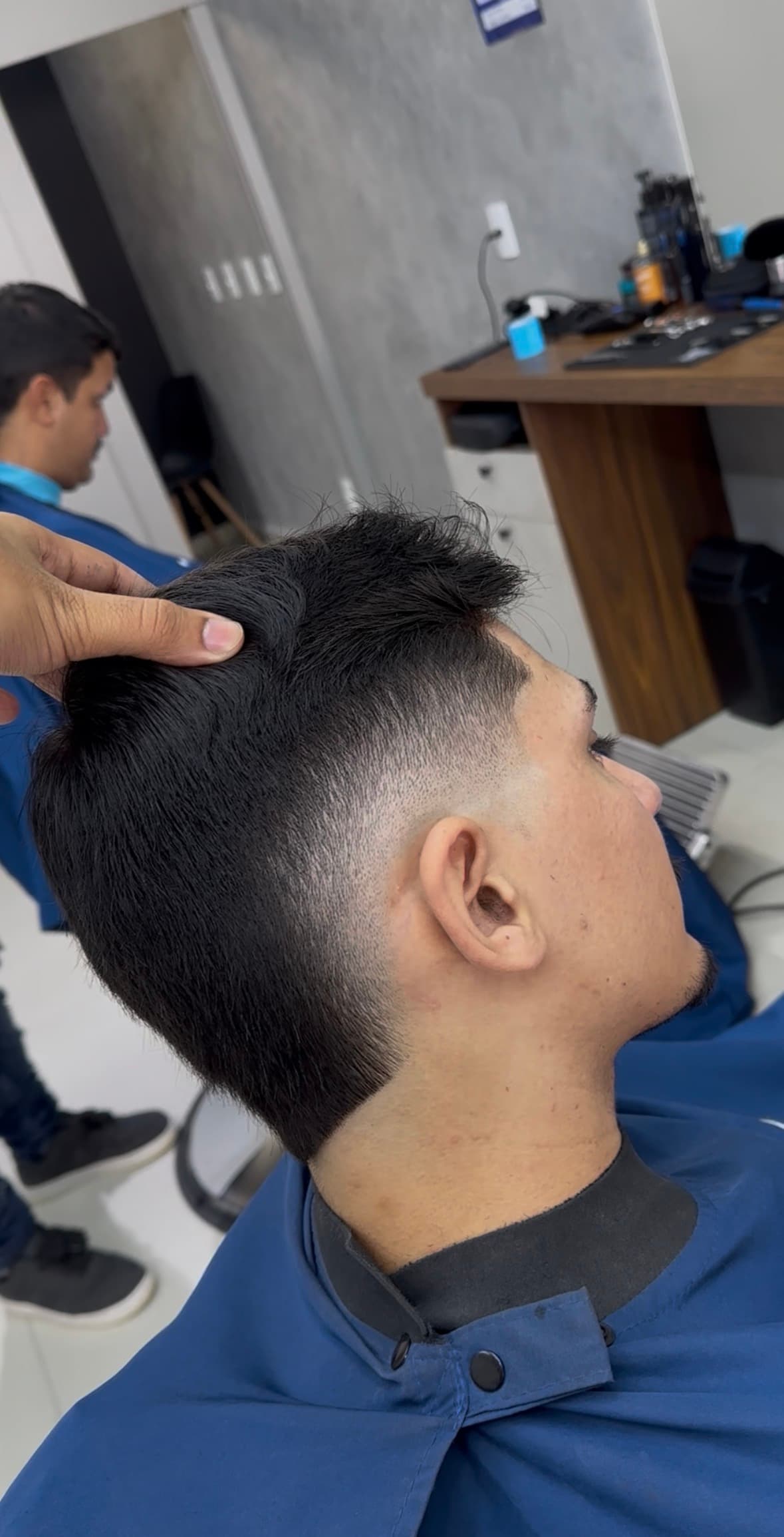 Tratamento capilar masculino em barbearia premium Joinville