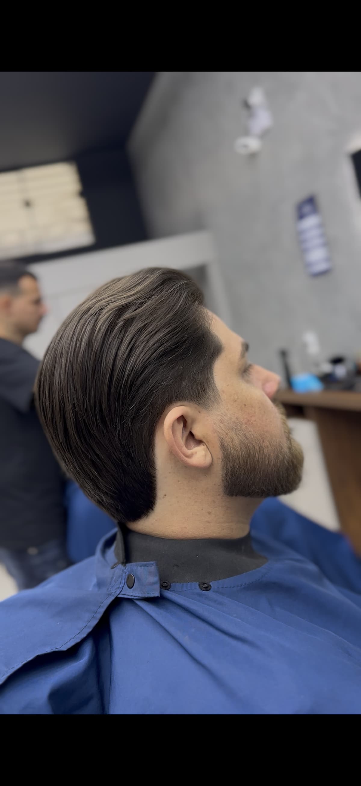 Detalhe de navalha e acabamento na URUS BARBERSHOP