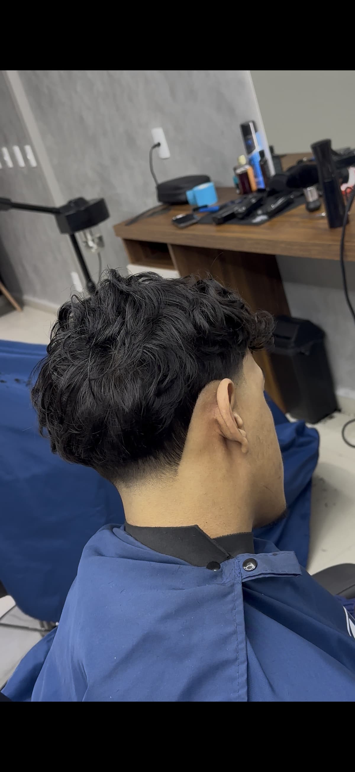 Estilo único de corte masculino na barbearia URUS