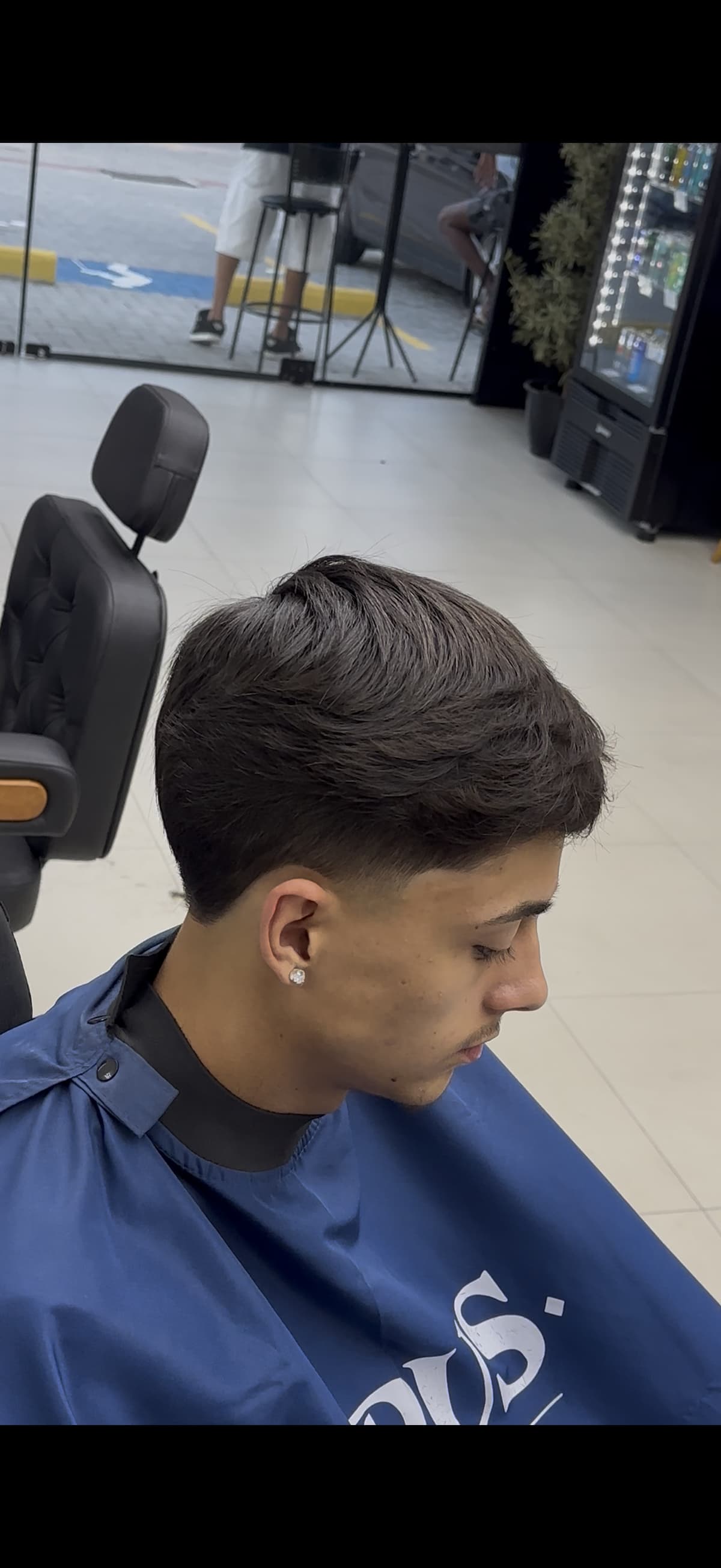 Relaxamento e hidratação capilar na barbearia de luxo
