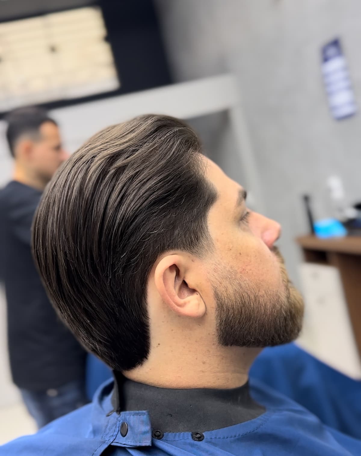 Cliente satisfeito com resultado premium na URUS BARBERSHOP