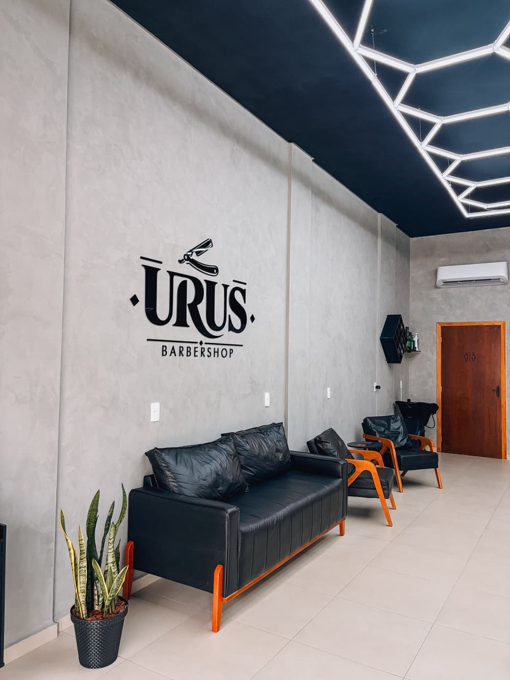 Ambiente de luxo e sofisticação da URUS BARBERSHOP