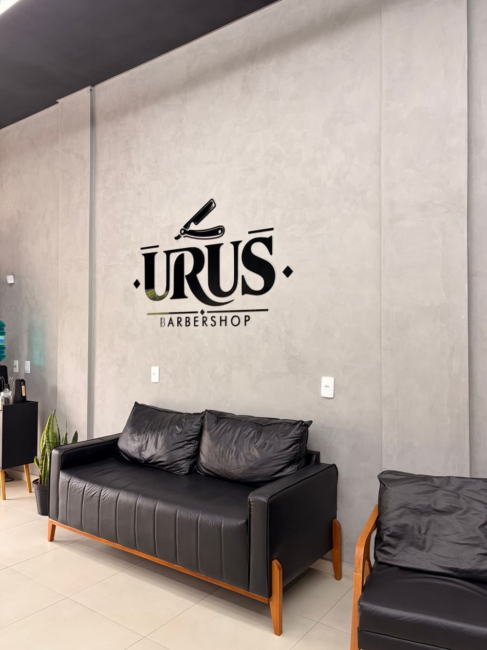 Detalhes de acabamento e sobrancelha na URUS BARBERSHOP